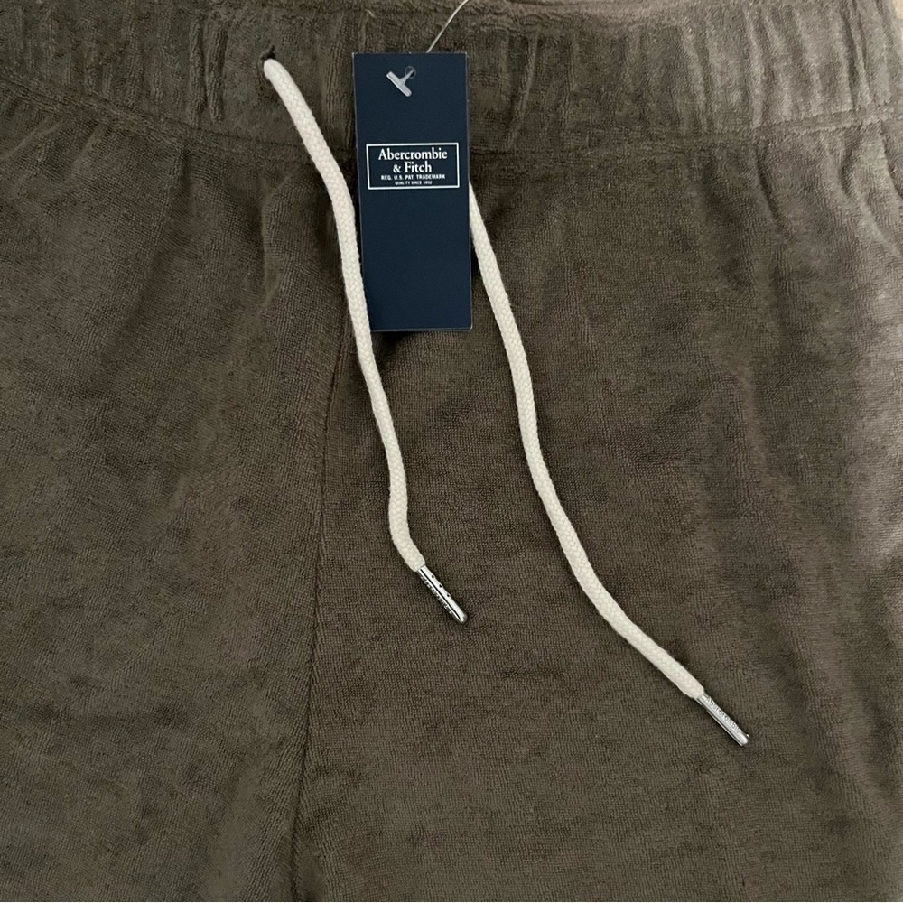 NWT Abercrombie and Fitch Relaxed Terry Cloth Shorts in Olive Green Size XS - Picture 3 of 6